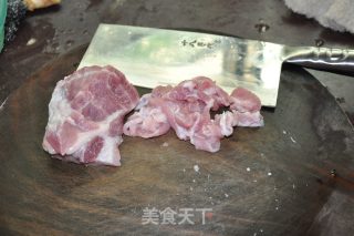 姜葱煮猪颈肉的做法步骤：1