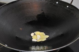 姜葱煮猪颈肉的做法步骤：3