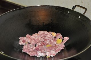 姜葱煮猪颈肉的做法步骤：4