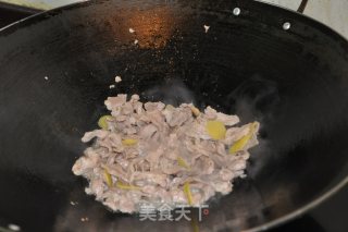 姜葱煮猪颈肉的做法步骤：5