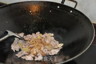 姜葱煮猪颈肉的做法步骤：6