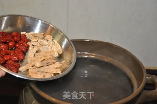 红枣乌鸡汤的做法步骤：2