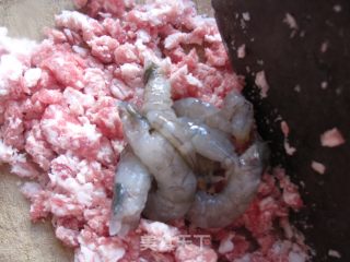 鲜滑的鲜虾猪肉清汆丸子的做法步骤：1