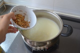 混搭也美味，强烈推荐【咸蛋果仁粥】的做法步骤：7