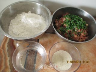 鲜肉包子的做法步骤：1