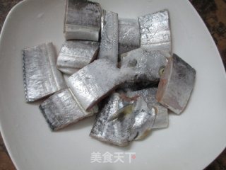 家常菜~豆豉焖带鱼的做法步骤：1