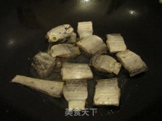 家常菜~豆豉焖带鱼的做法步骤：2