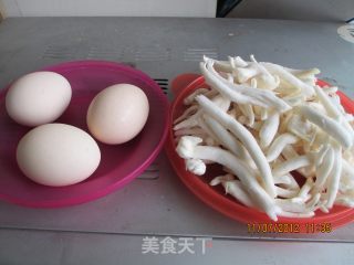 海鲜菇炒鸡蛋的做法步骤：1