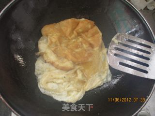 海鲜菇炒鸡蛋的做法步骤：3