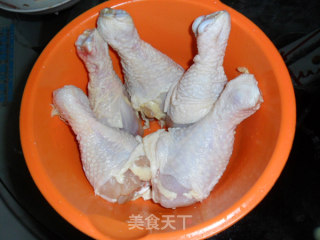 简易鸡腿炖蘑菇的做法步骤：1