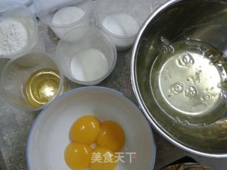 椰蓉草莓酱蛋糕卷的做法步骤：1