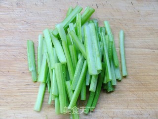 清爽好味道——清炒香芹豆干的做法步骤：2