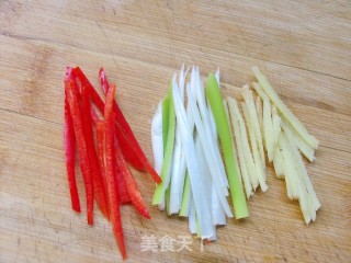 清爽好味道——清炒香芹豆干的做法步骤：3