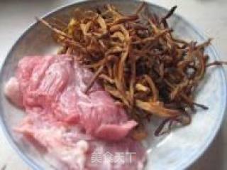 黄花菜蒸肉饼的做法步骤：1