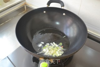 挑战你的牙口q劲儿十足【火腿麦仁炒饭】的做法步骤：3