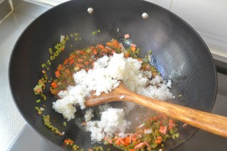 挑战你的牙口q劲儿十足【火腿麦仁炒饭】的做法步骤：6