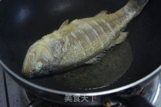豆瓣酱烧鲈鱼的做法步骤：2