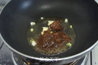 豆瓣酱烧鲈鱼的做法步骤：4