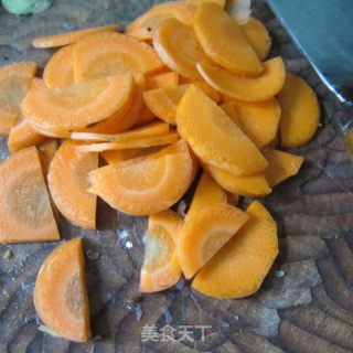 红萝卜烧 鱼的做法步骤：2