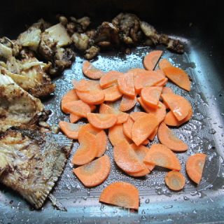 红萝卜烧 鱼的做法步骤：7