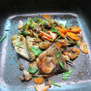 红萝卜烧 鱼的做法步骤：9