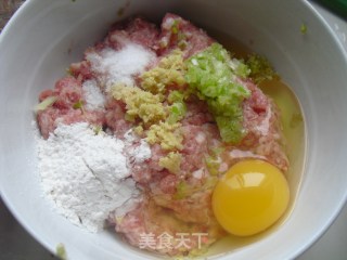 菠菜汆丸子的做法步骤：2