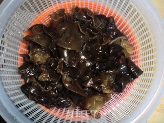 麻辣青笋木耳的做法步骤：3