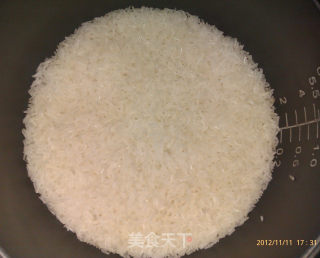 金包银火腿肠炒饭的做法步骤：1