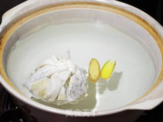 莲藕排骨汤的做法步骤：2