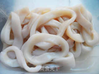 辣椒鱿鱼圈的做法步骤：1