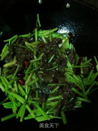 香芹炒牛肉的做法步骤：7