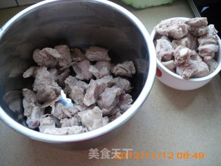 土豆烧排骨的做法步骤：2