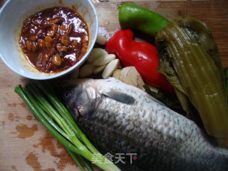 酸菜烧鲫鱼的做法步骤：1