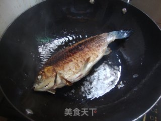 酸菜烧鲫鱼的做法步骤：5