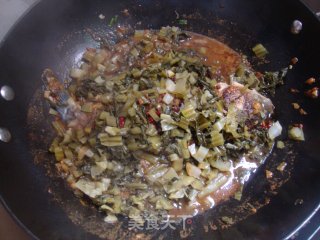 酸菜烧鲫鱼的做法步骤：9