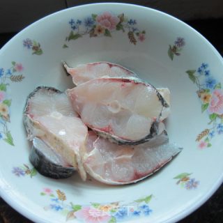 铁板烤鱼的做法步骤：1