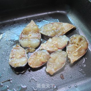铁板烤鱼的做法步骤：3