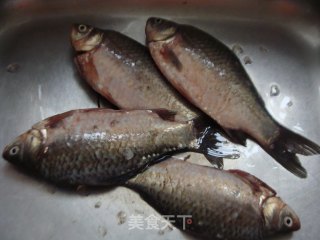 葱烧鲫鱼的做法步骤：1