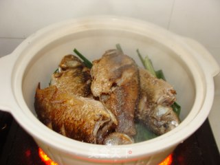 葱烧鲫鱼的做法步骤：6