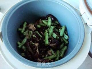 貌丑味浓的懒人菜——电饭煲四季豆焖肉的做法步骤：7
