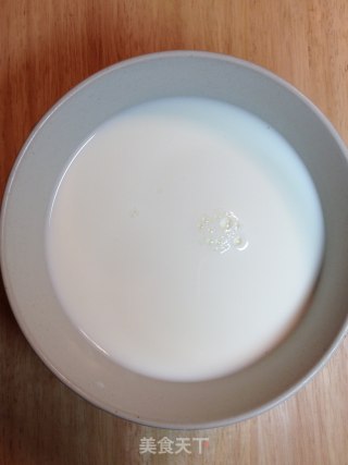 自製奶油白醬－－冬天裡的白雪飄香【傳統的奶白醬】減奶油新鮮嚐的做法步骤：2