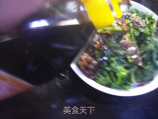 木耳拌芹菜叶的做法步骤：8