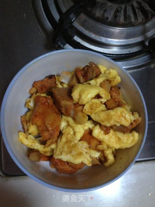 鱼香骨肉相连蛋炒饭的做法步骤：1