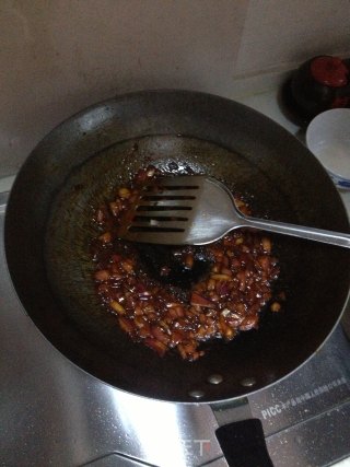 鱼香骨肉相连蛋炒饭的做法步骤：5