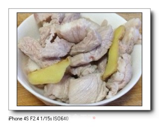 白菜五花肉炖粉丝的做法步骤：1