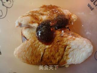 饭菜一锅出——砂锅鸡翅饭的做法步骤：3