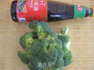 蚝油西兰花的做法步骤：1
