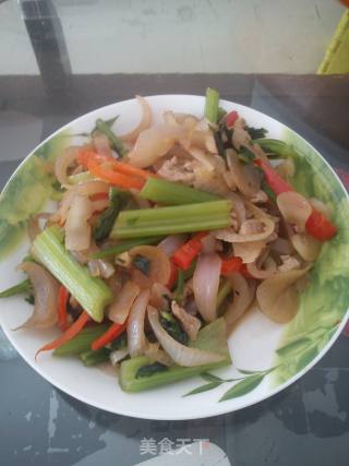 洋葱芹菜炒肉丝的做法步骤：1