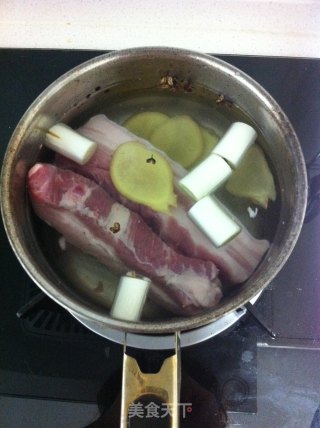 砂锅酸菜白肉的做法步骤：2