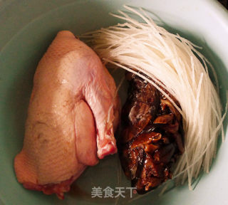 老鸭炖臻蘑粉的做法步骤：1